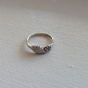 Sterling 925. Silver Leaf and Floral Accent Ring - Silver